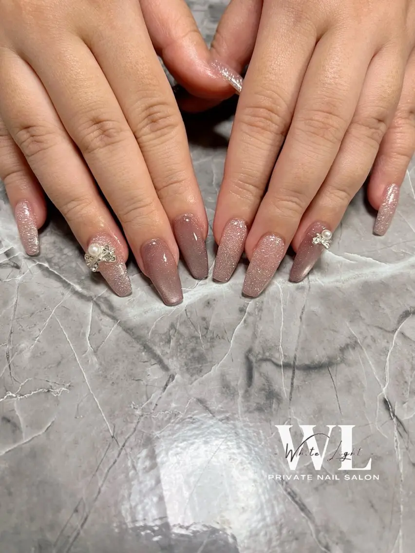 ⚠️オフ無し限定⚠️10本チップ長さ出し付き💅〖マグネット&フラッシュワンカラー➕パーツ2本💅〗の写真
