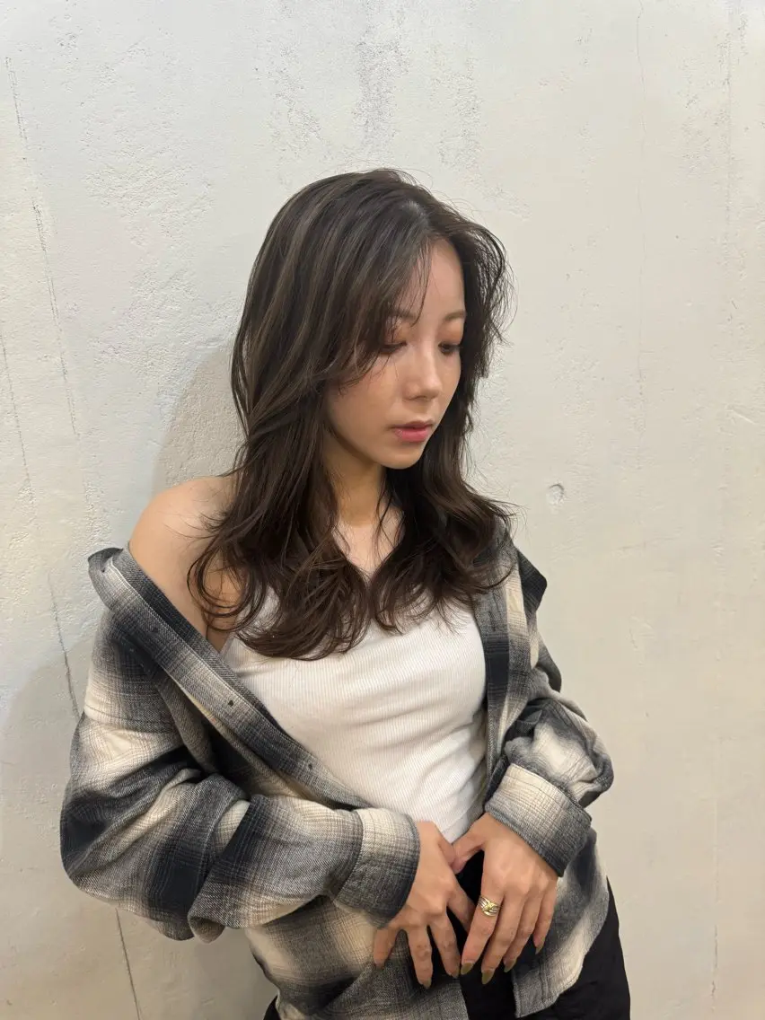 ロング カット ヘアカラー 顔まわりレイヤー 透明感カラー🩵🩵のヘアスタイル