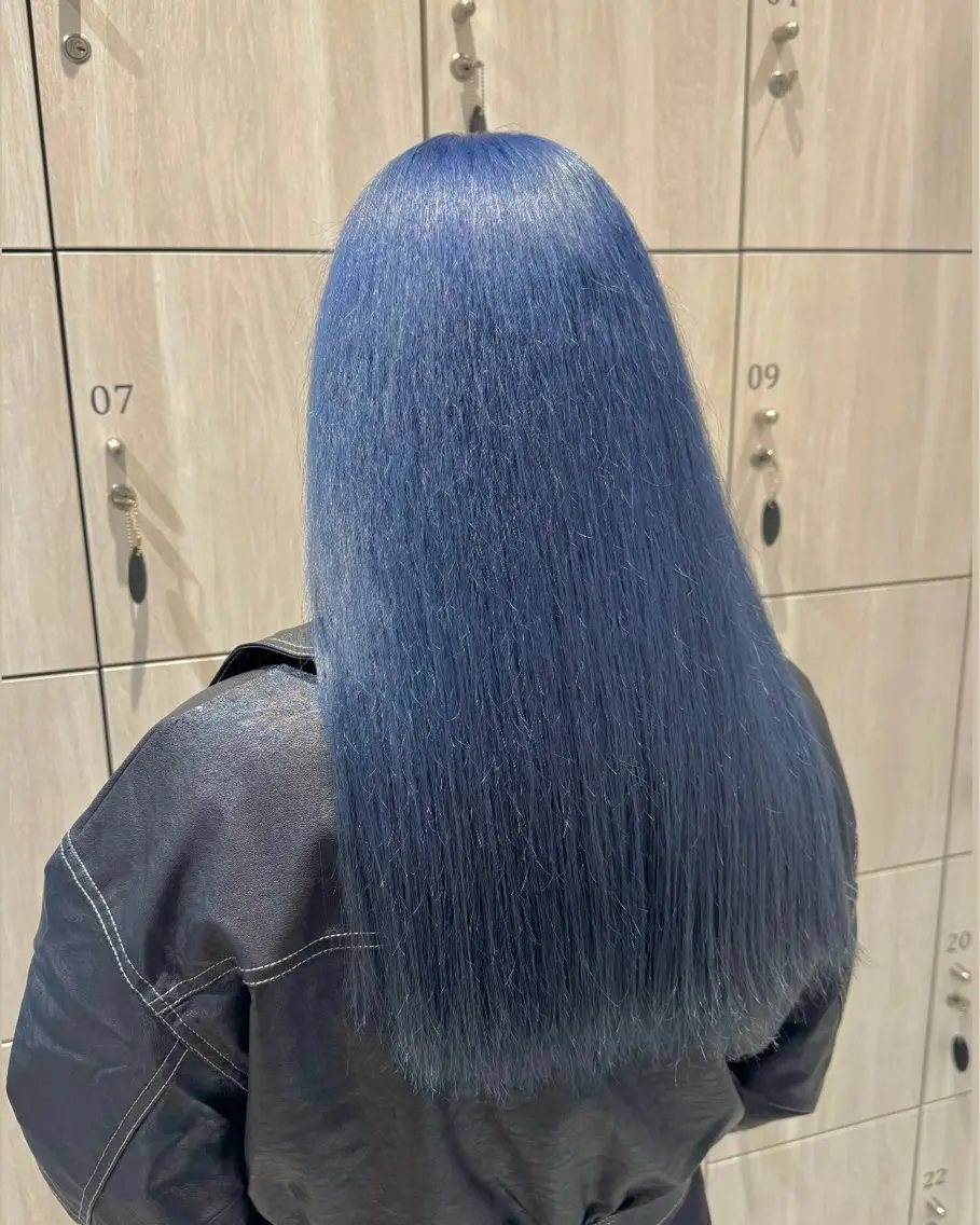 カラー ブリーチ ブルーカラー ネイビーカラー 伊藤 深月のヘアスタイル