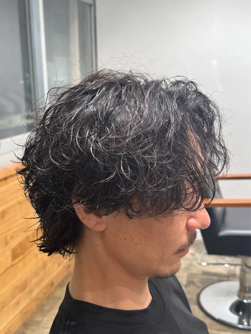 パーマ メンズ センターパート メンズパーマ 波巻きパーマ スパイラルパーマ カット パーマ メンズヘア カット、パーマ特化のヘアスタイル