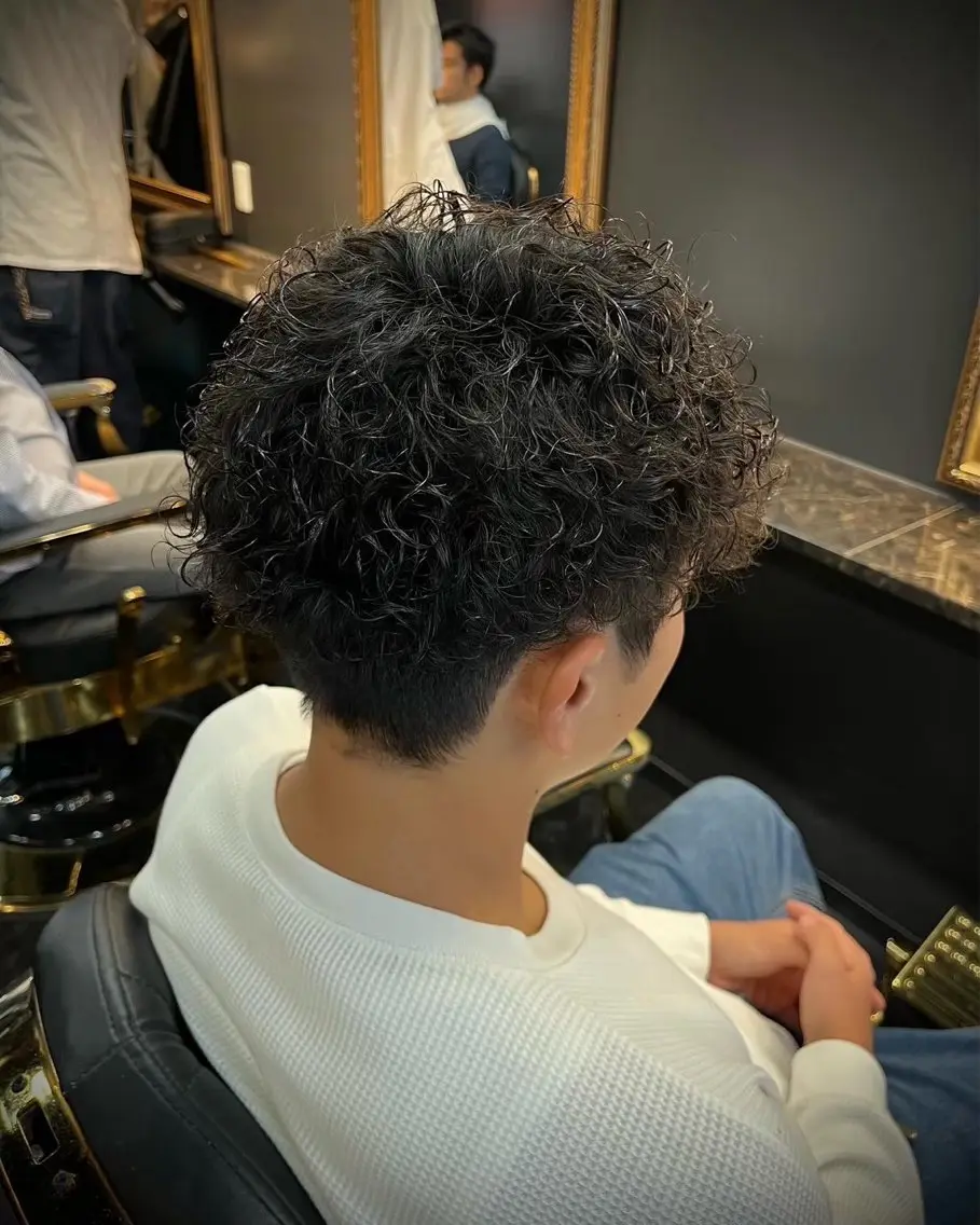ショート パーマ メンズ メンズブリーチ フェードカット メンズパーマ スキンフェード スパイキーショート 名郷 偉織　　メンズカットのヘアスタイル