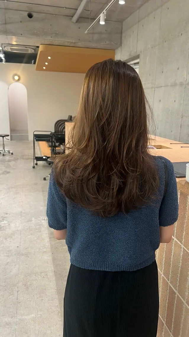 ロング カラー ロングレイヤー アッシュ ベージュカラー ブリーチ 透明感カラー カット ヘアカラー トリートメント 誰より丁寧なカット/ 小林輝/レイヤーのヘアスタイル