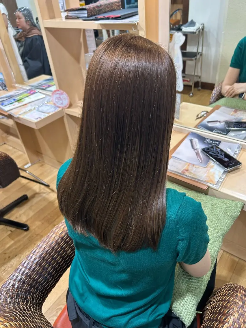 カラー 岩田 カミラのヘアスタイル