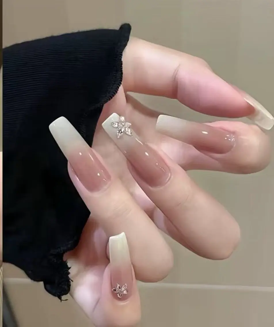 ネイル チークネイル 長さ出し フラワーネイル フレンチネイル ガーリー SunNail池袋駅 ワンホンネイルのネイルデザイン