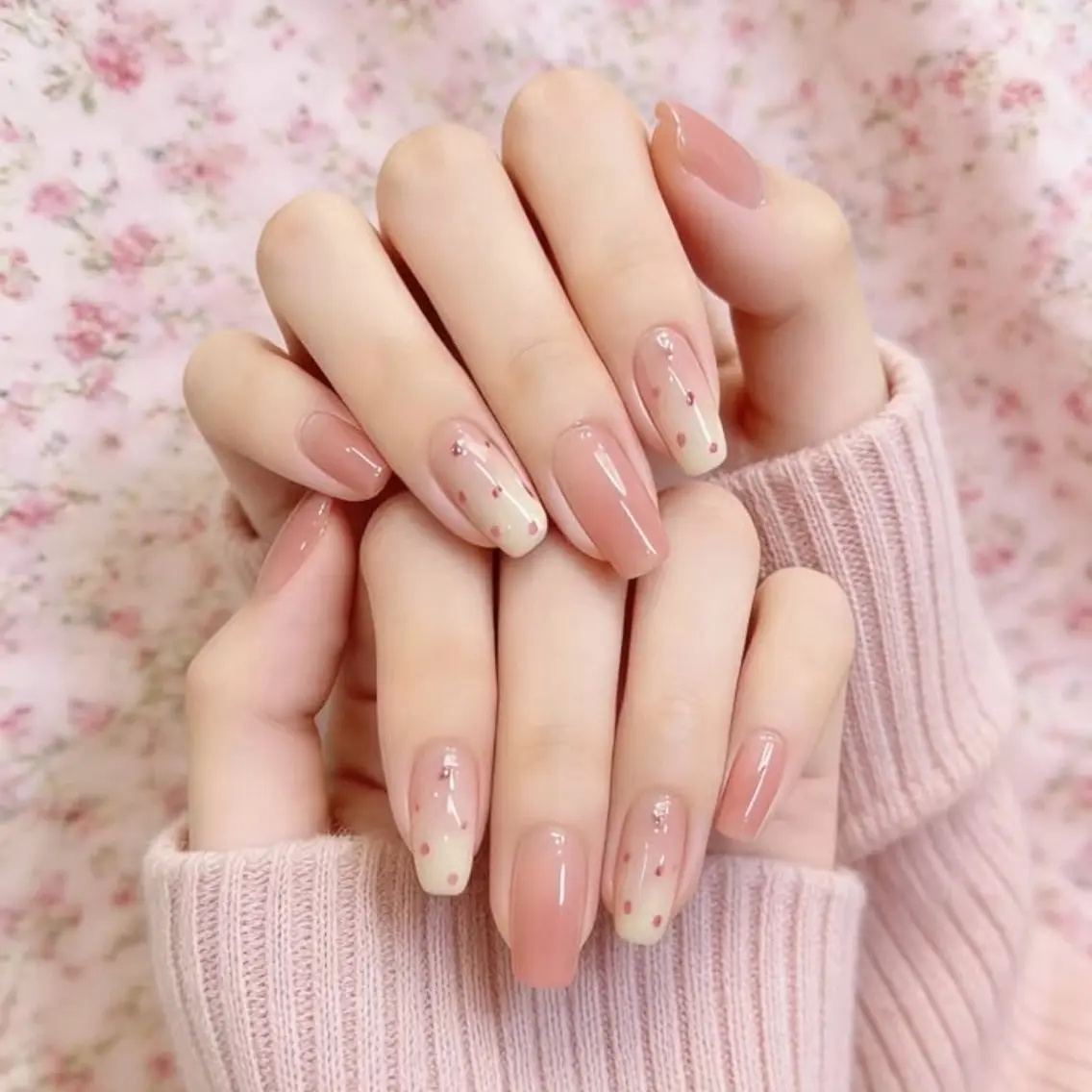 ネイル チークネイル ドット ジェルネイル グラデーション 韓国ネイル ハンドネイル ハンドケア Blingg NailStudioのネイルデザイン