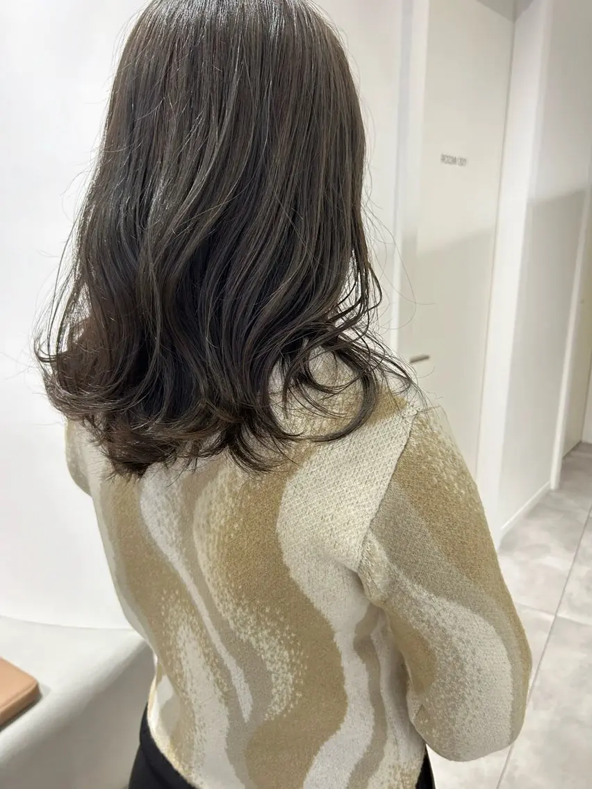 ミディアム カラー グレージュ オリーブグレージュ オリーブグレー カット ヘアカラー オリーブベージュ/ ブリーチなし透明感のヘアスタイル