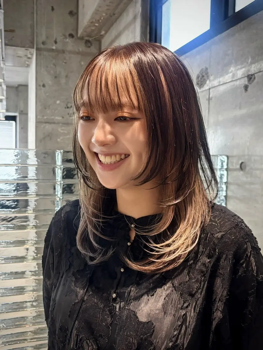 ミディアム カラー インナーカラー ヘアカラー シンバヒナノ/パーマ レイヤー/髪質改善のヘアスタイル