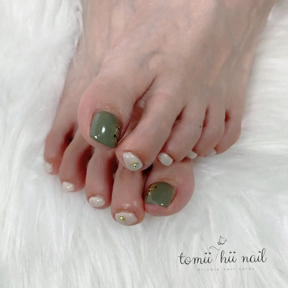 ネイル フットネイル ゴールド グリーン ラメ(グリッター) ニュアンスネイル フットネイル tomii-hii -nailのその他イメージ