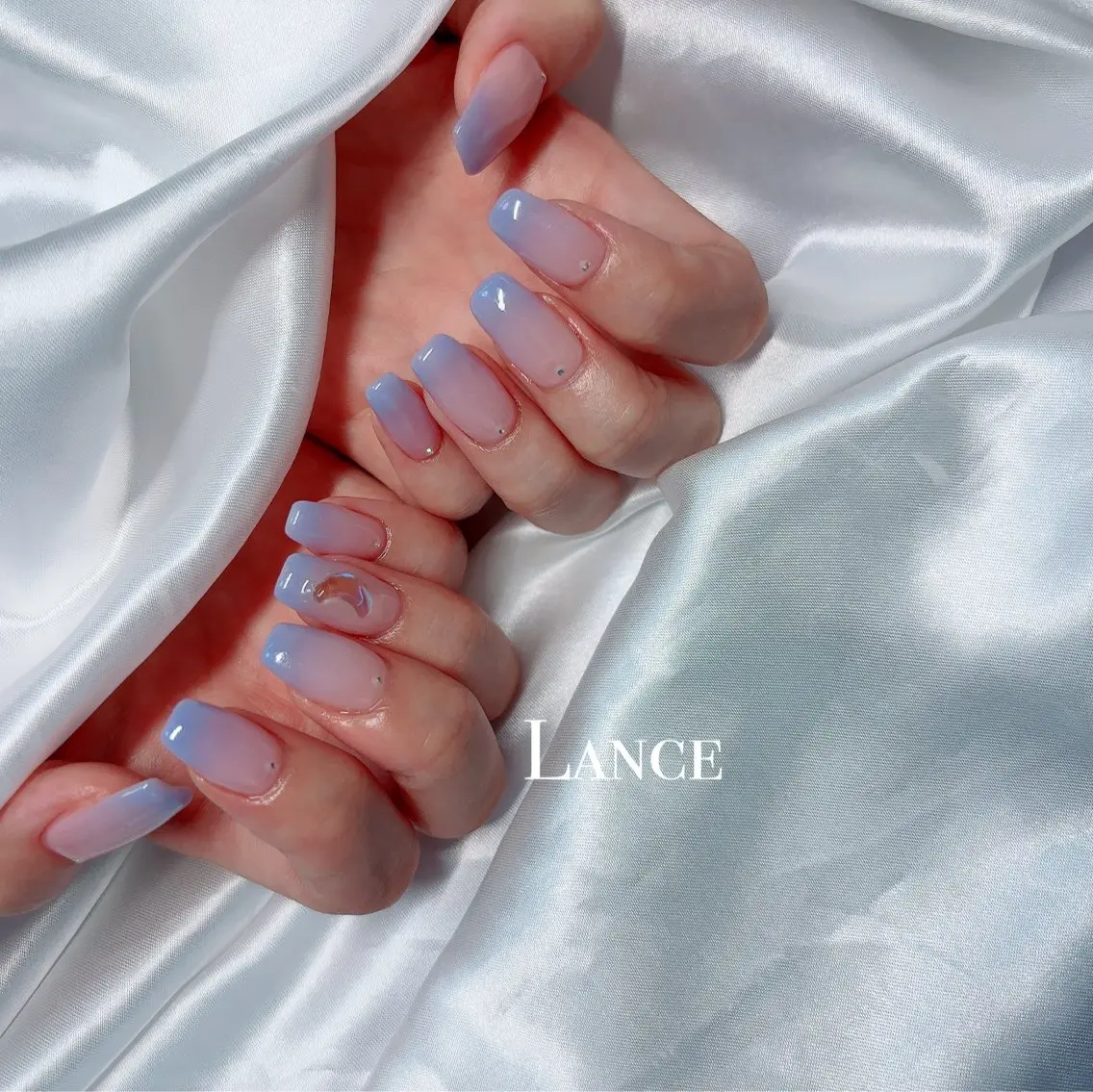 ネイル オーロラネイル ブルー フレンチネイル グラデーション 氷ネイル・うるうるネイル ハンドネイル Lance nailのネイルデザイン