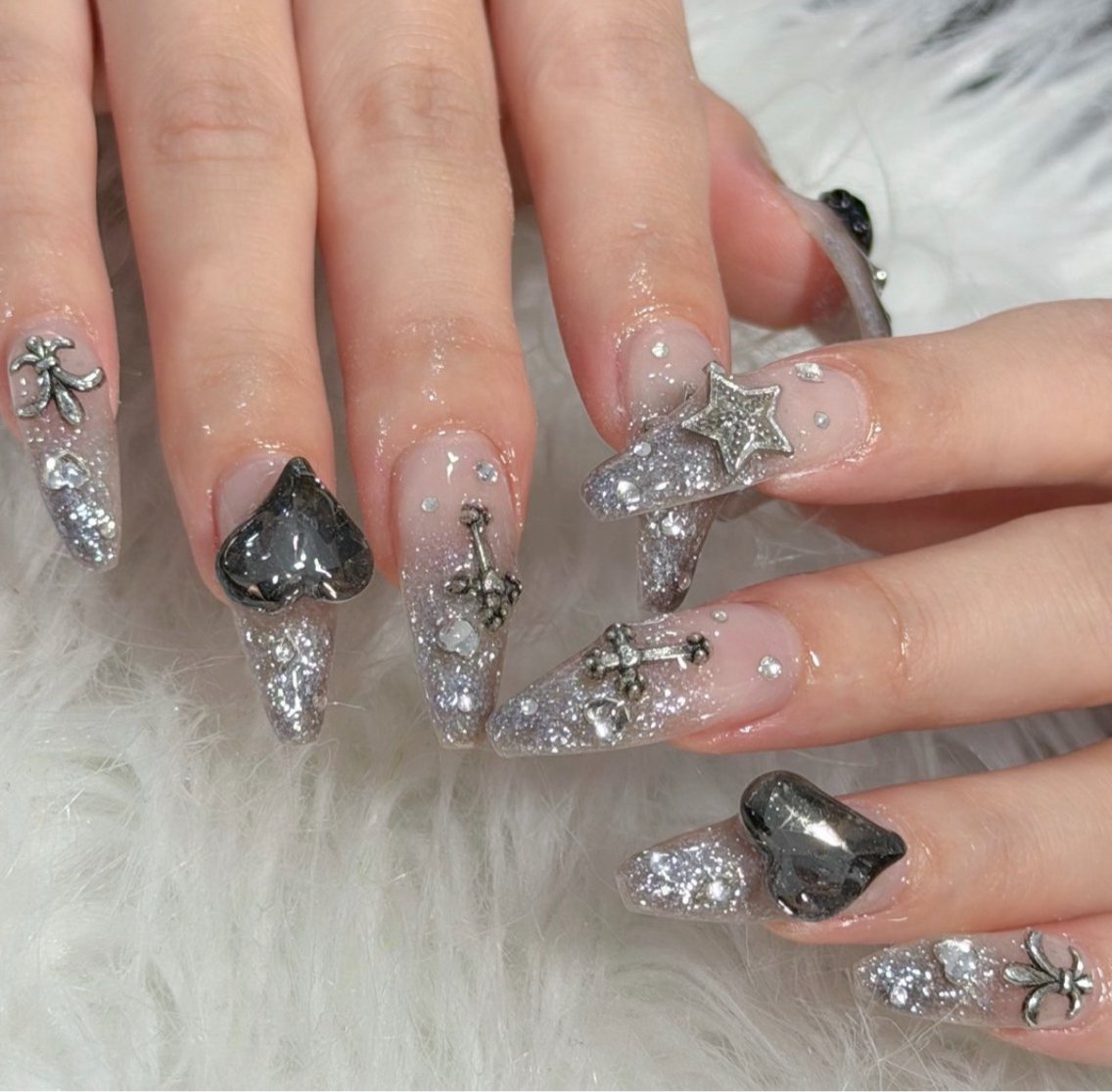 ネイル ハンドネイル フットネイル LAVISH sakiのネイルデザイン