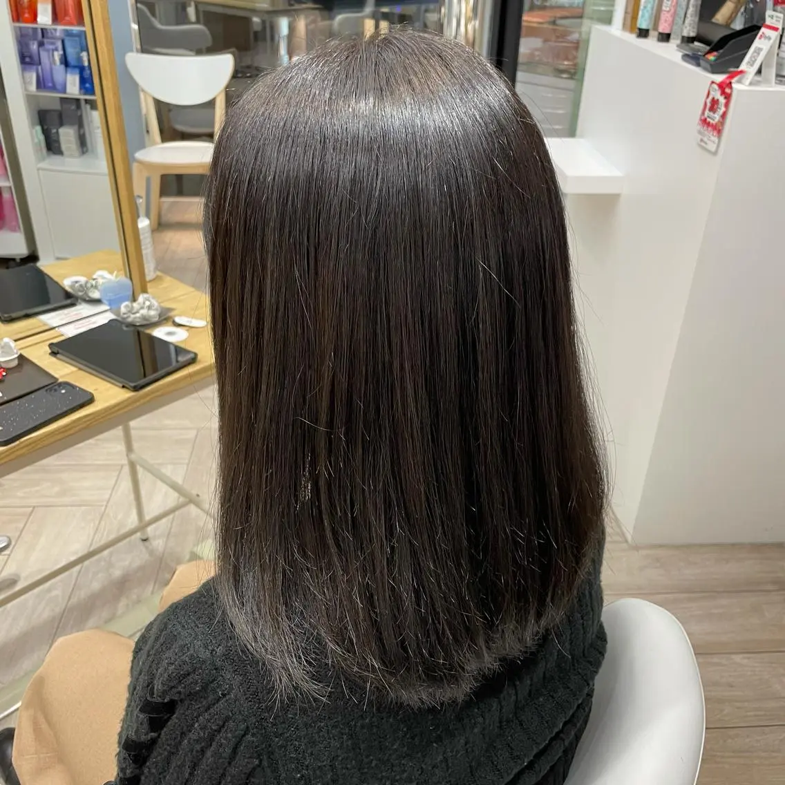 セミロング 亀山 由里菜のヘアスタイル