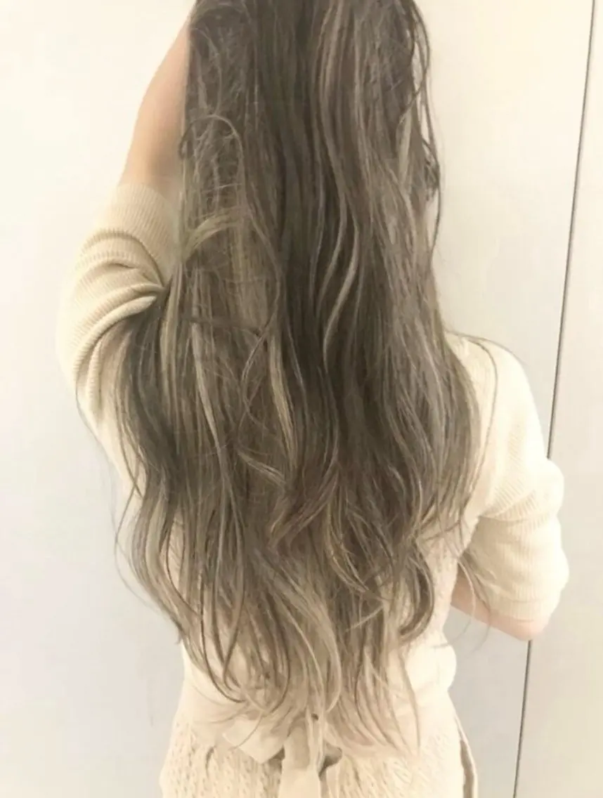 カラー グレージュ ハイライトカラー ミルクティーグレージュ カット ヘアカラー トリートメント ヘッドスパ ヘアセット kotona 🤍miuraのヘアスタイル