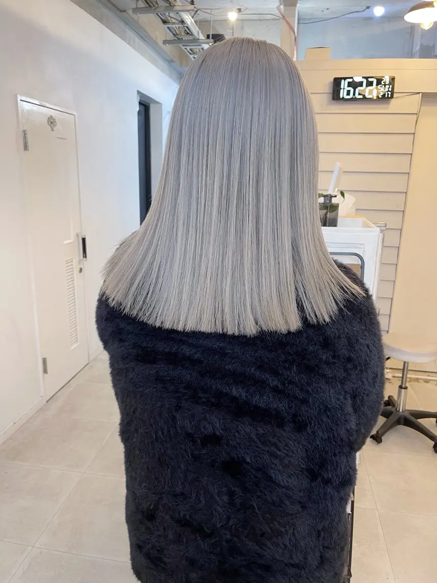 ミディアム カラー ブリーチ ハイトーンカラー AiM 大名　似合わせカットのヘアスタイル