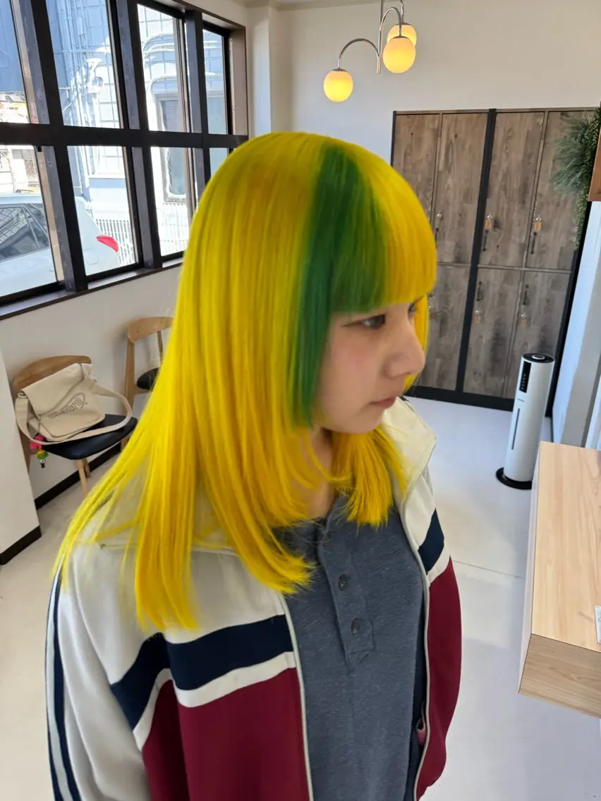 セミロング ヘアカラー 手塚 麗のヘアスタイル