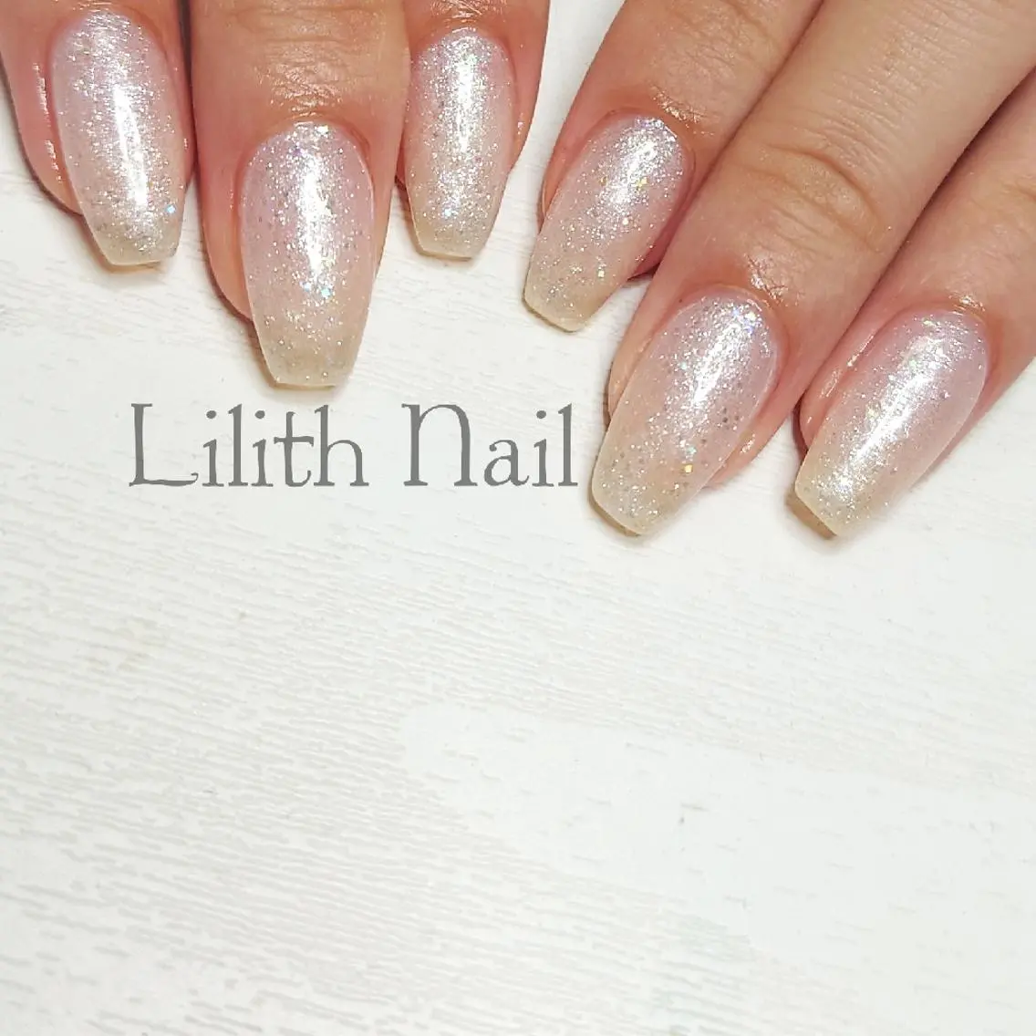 ネイル キラキラネイル ワンカラーネイル スクエアネイル ホワイト 冬ネイル ハンドネイル Lilith Nailのネイルデザイン