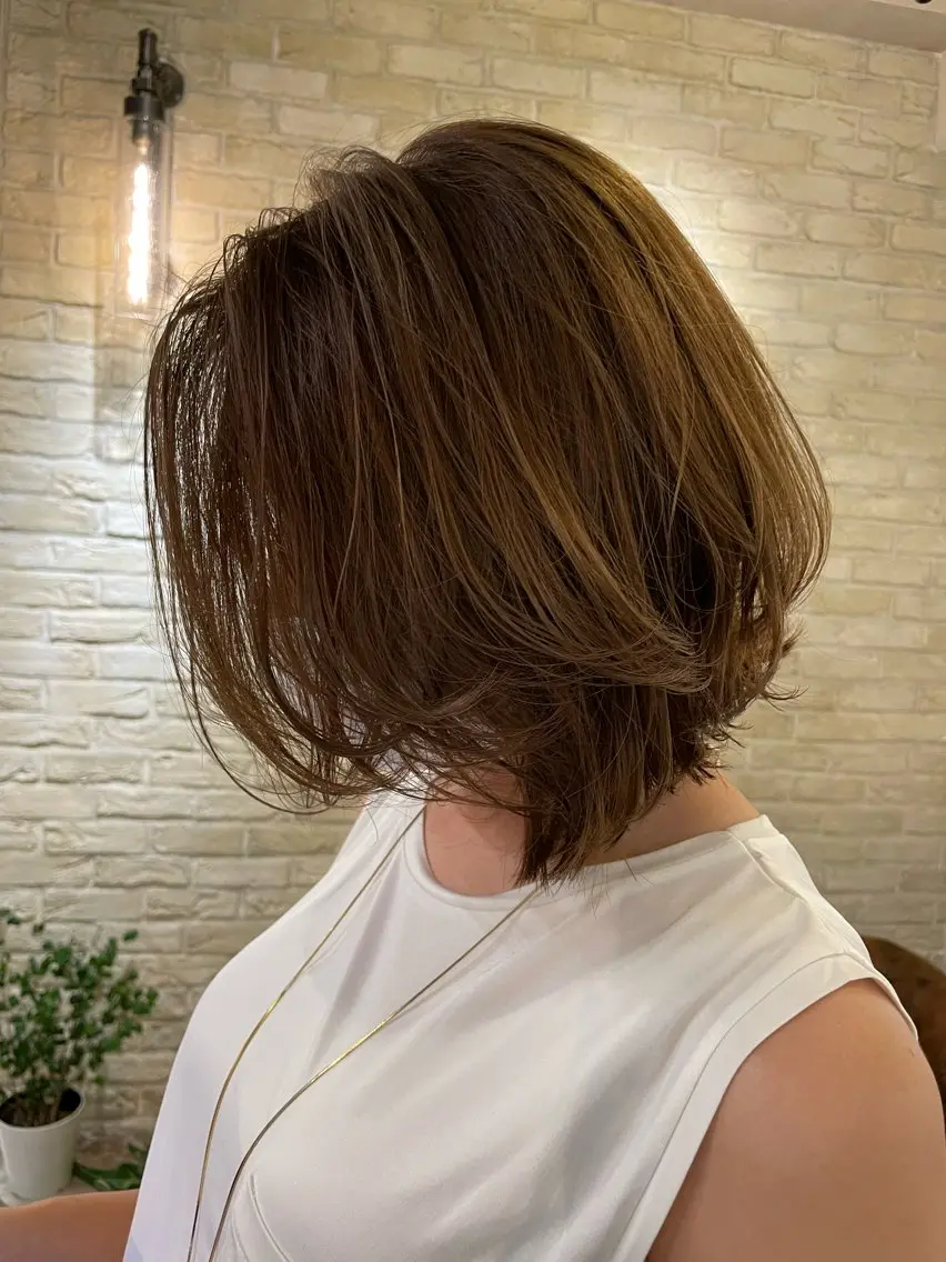 ミディアム ボブレイヤー ボブ レイヤーカット 河上 麻衣/白髪ぼかしのヘアスタイル