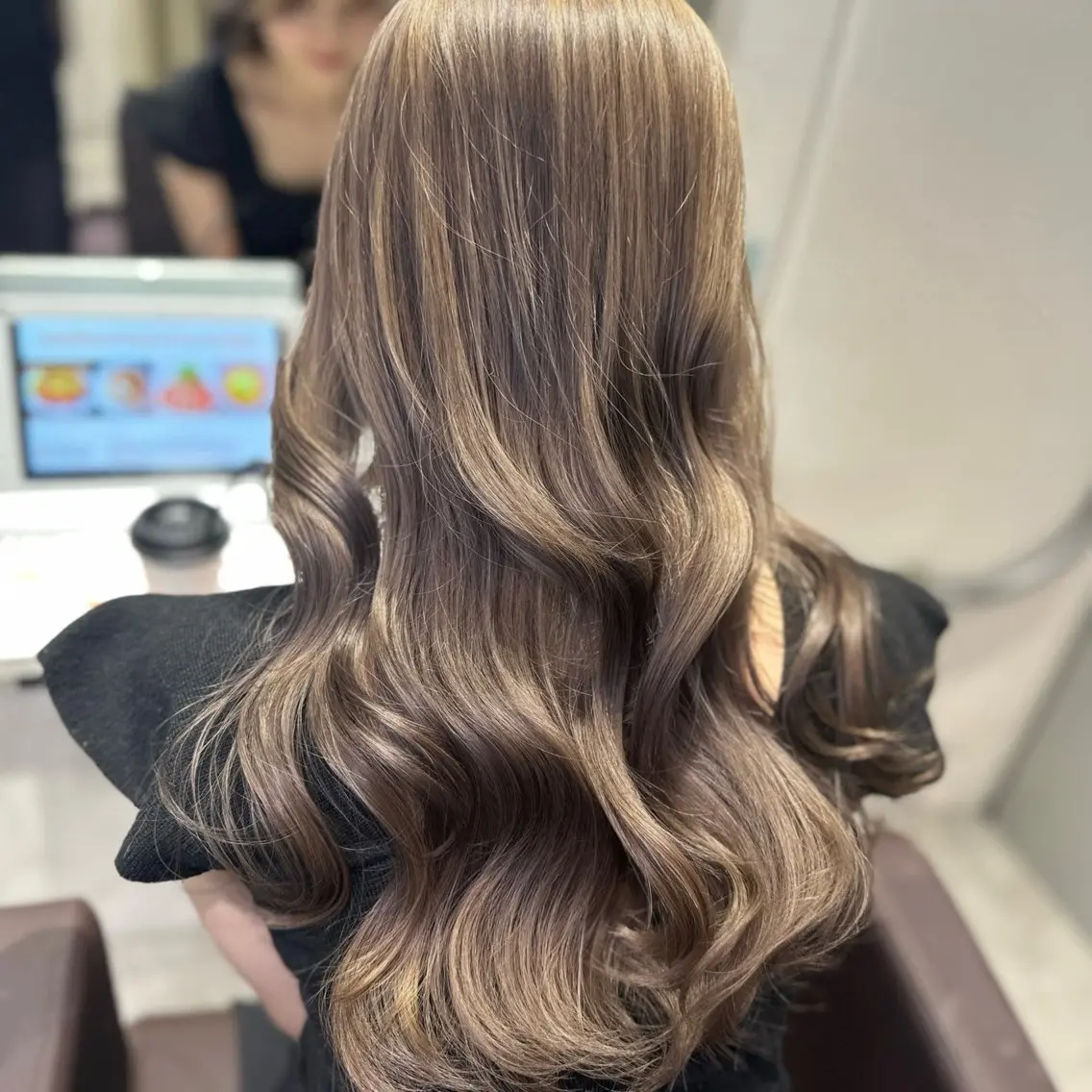 セミロング カラー パーマ ヘアアレンジ ブリーチ ケアブリーチ ダブルカラー ハイライトカラー インナーカラー カット ヘアカラー トリートメント 髪質改善/レイヤー 縮毛矯正/ケラチン耀のヘアスタイル