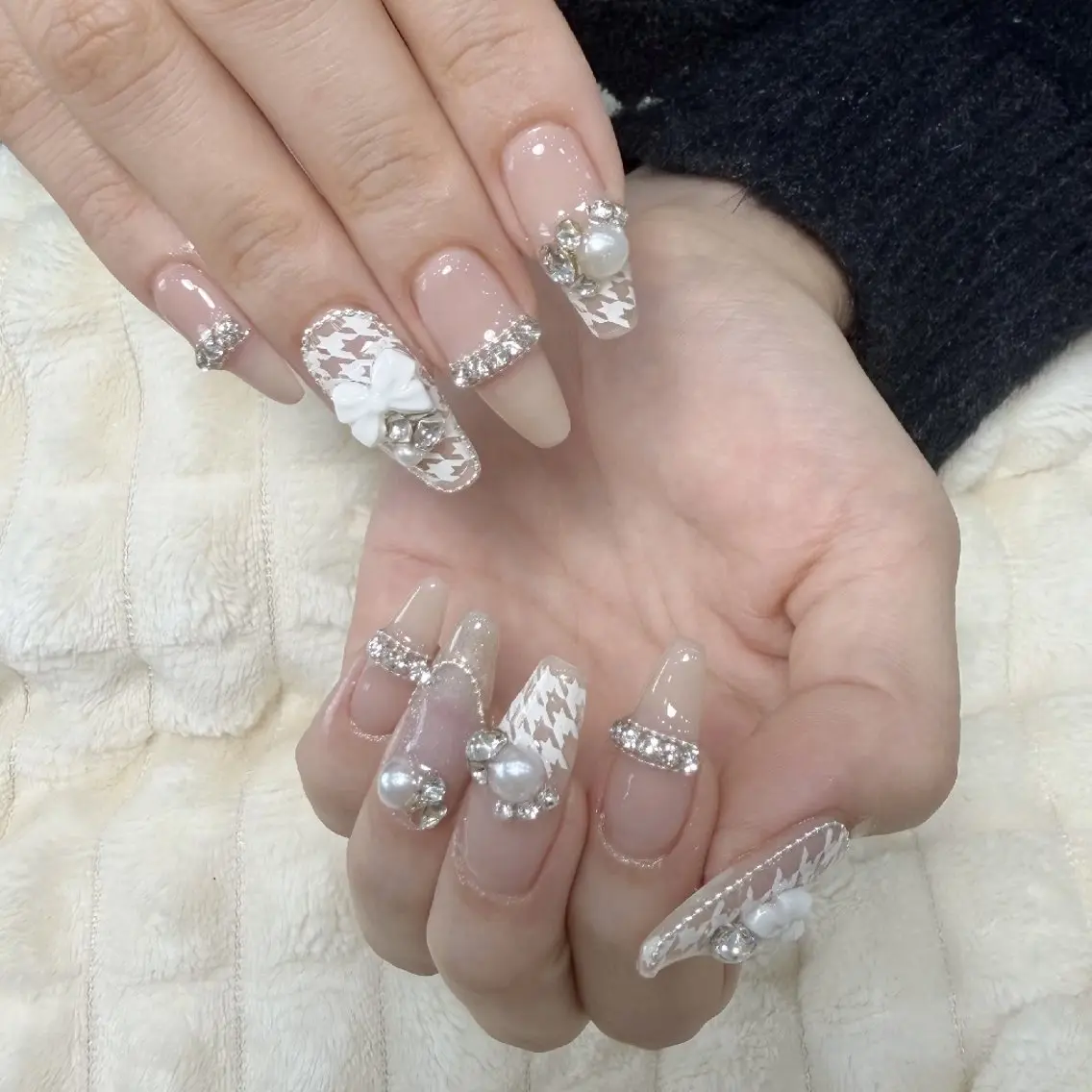 ネイル チークネイル フレンチネイル ジェルネイル ガーリー キラキラネイル ハンドネイル UM Nail Salonのネイルデザイン