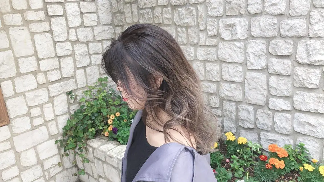 ミディアム カラー パーマ ヘアアレンジ バレイヤージュ グレージュ レイヤーカット カット 縮毛矯正 トリートメント 髪質改善/透明感 OAK兵庫のヘアスタイル