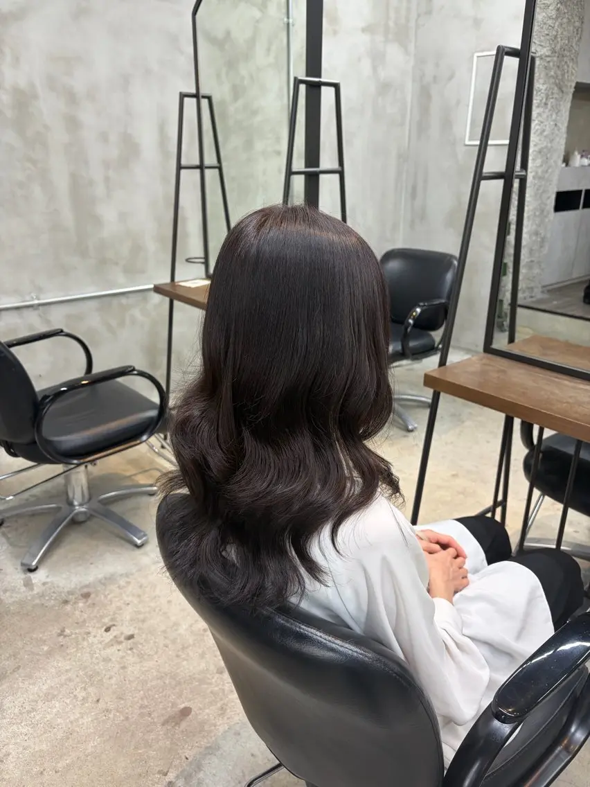 セミロング カラー 塩崎 未格のヘアスタイル
