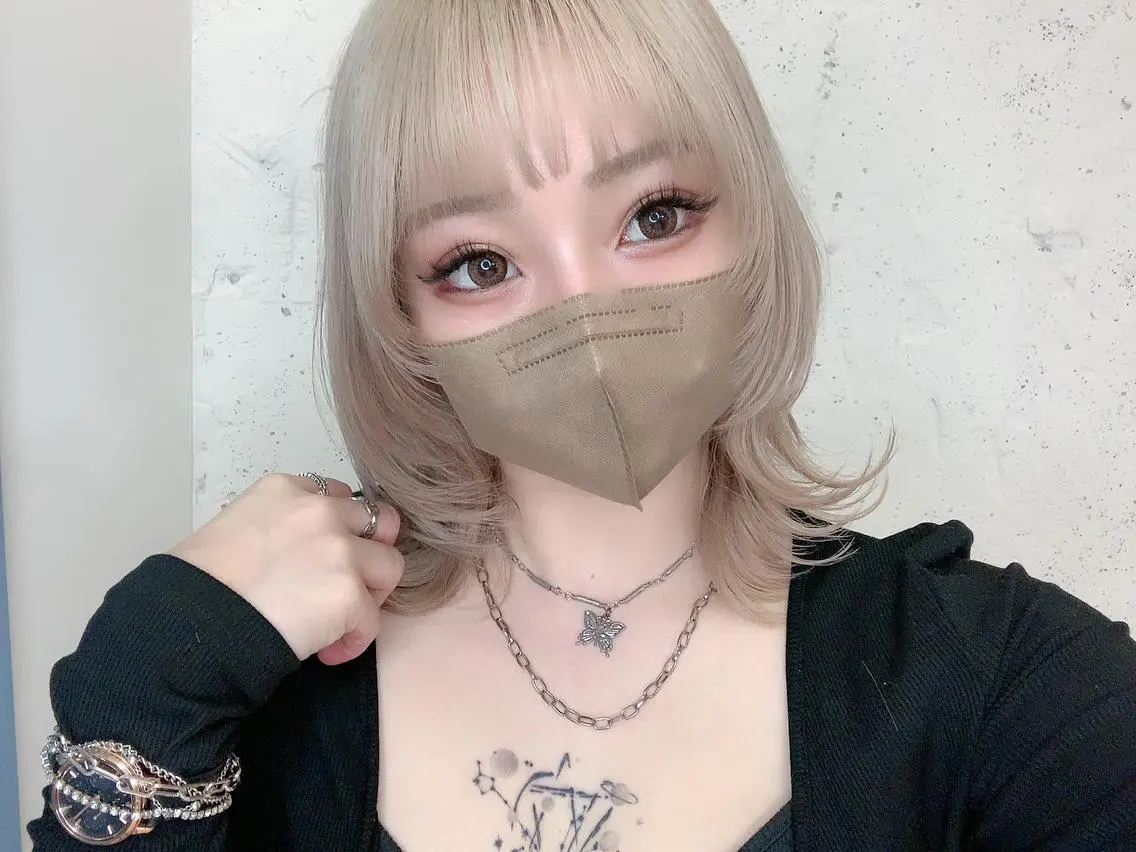 ミディアム カラー 透明感ハイトーン🦄 キラ🌈のヘアスタイル