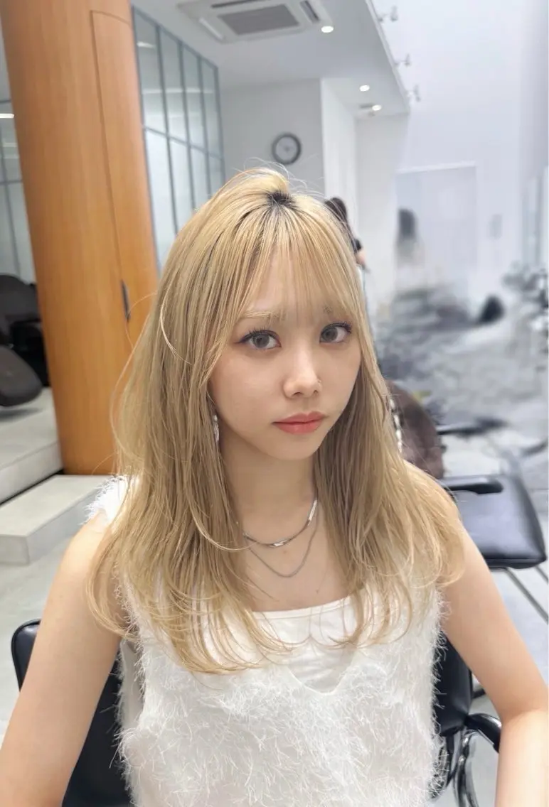 ロング カラー ブリーチ ブロンド レイヤーカット カット ヘアカラー ブリーチなし 寒色カラーのヘアスタイル