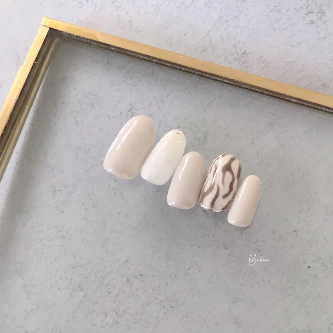 ネイル アニマル柄 アートネイル ホログラムネイル ミラーネイル ホワイト ハンドネイル ハンドケア Baden Nail ﾊﾞ-ﾃﾞﾝ ﾈｲﾙのネイルデザイン