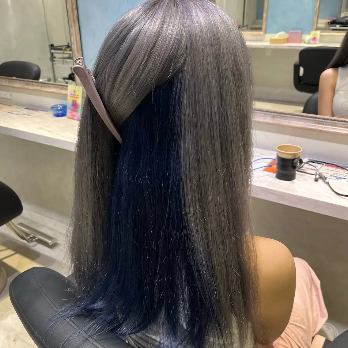 ロング カラー ブリーチ ブルーカラー ハイトーンカラー インナーカラー シルバー 💖ブリーチ/暖色 𝐘𝐮𝐢💖のヘアスタイル