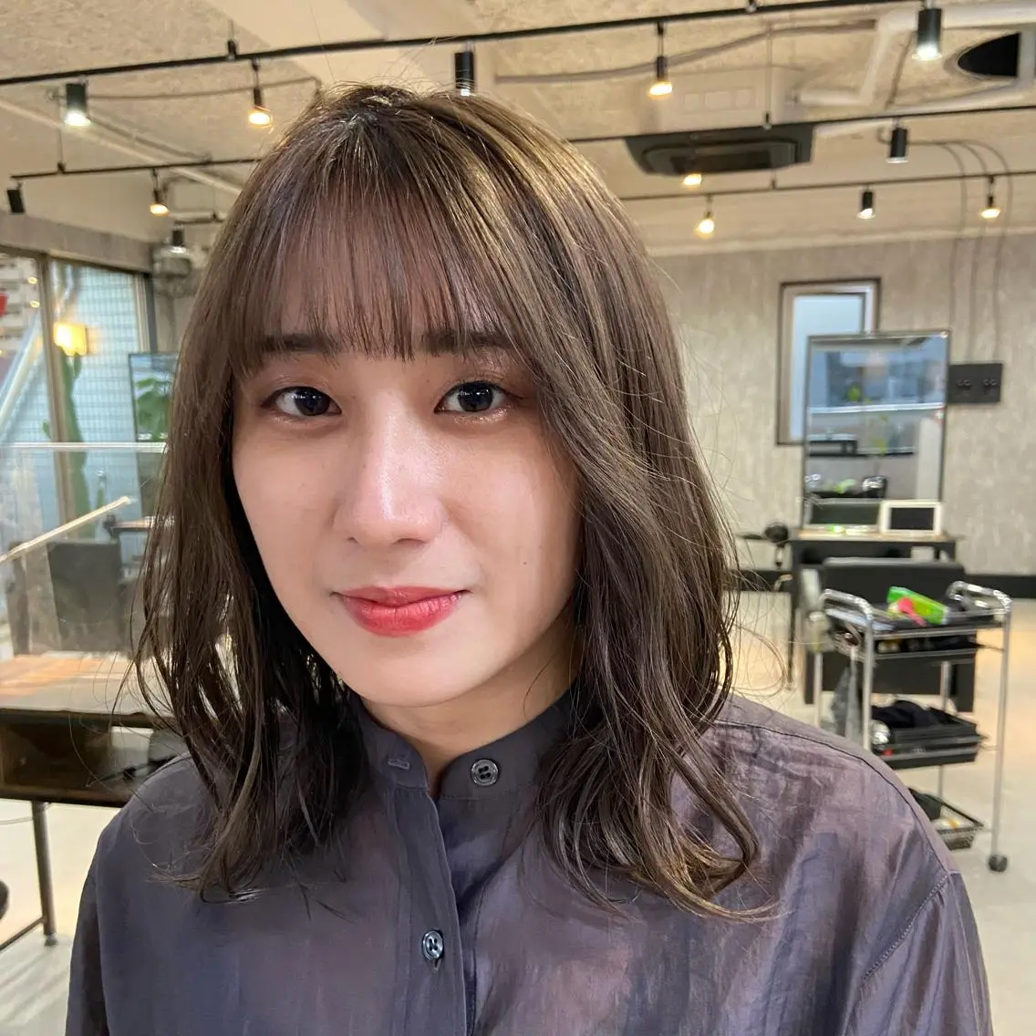 ミディアム カラー ヘアアレンジ 黒髪 ブルーカラー ブルーブラック グレージュ TIDEHAIR SHIHOのヘアスタイル