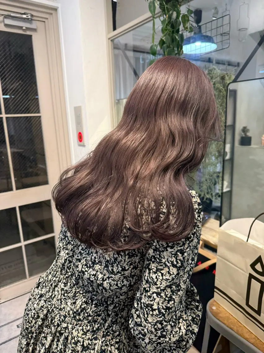 セミロング カラー ミルクティー× グレージュMOMOのヘアスタイル