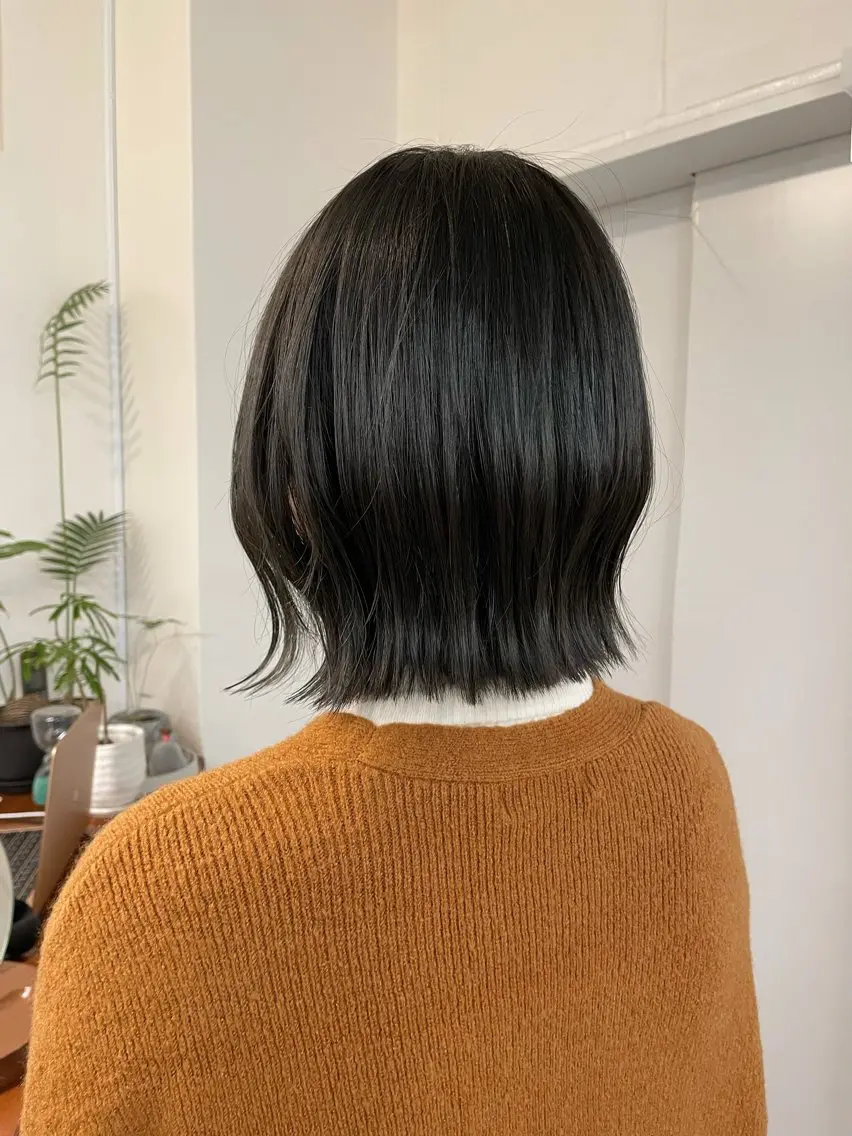 ミディアム ボブ ヘアカラー 顔まわりレイヤー 透明感カラー🩵🩵のヘアスタイル