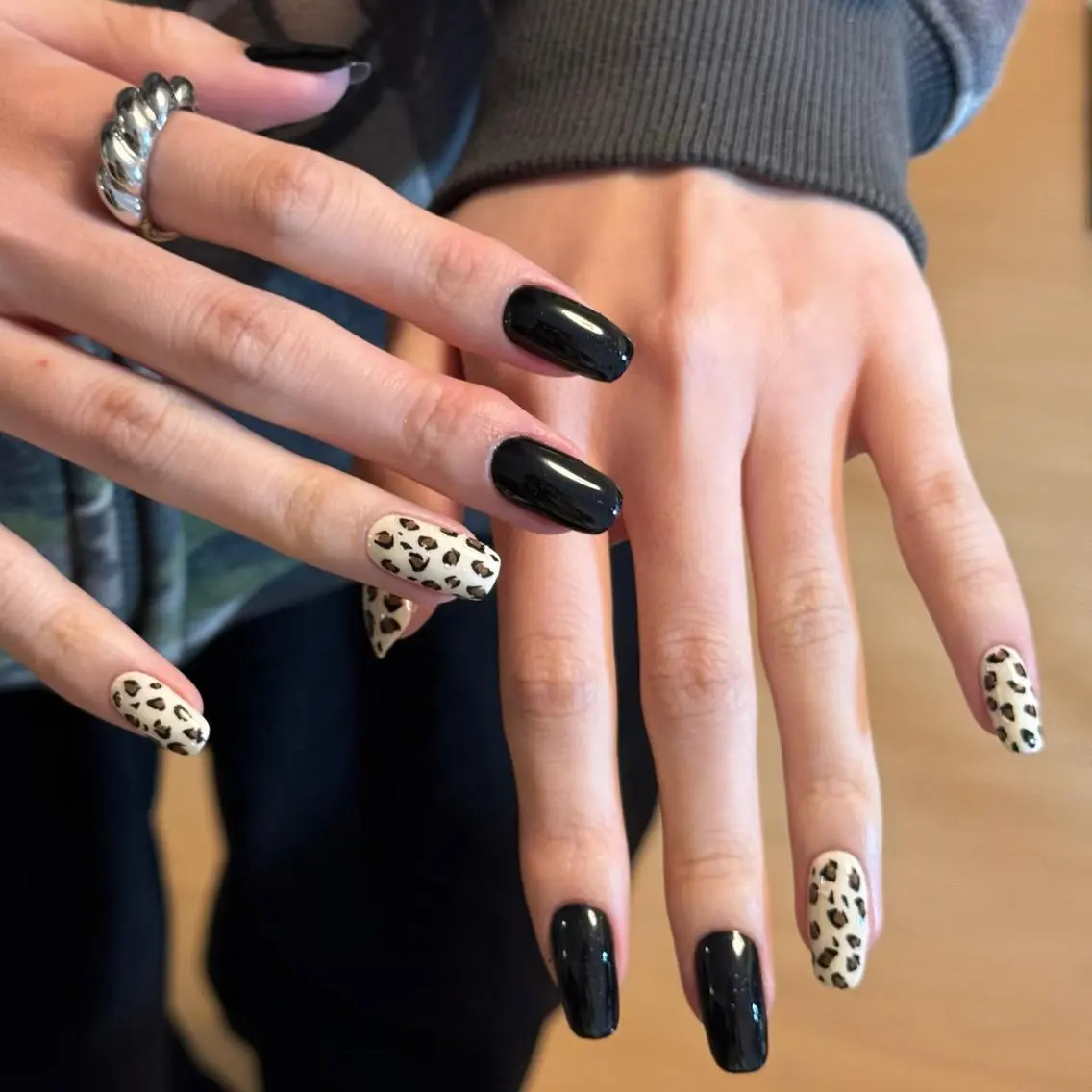 【豹柄ネイル🐆】自爪💅🏻豹柄4本ワンカラー6本❤️🔥パーツ2個付き7980の写真
