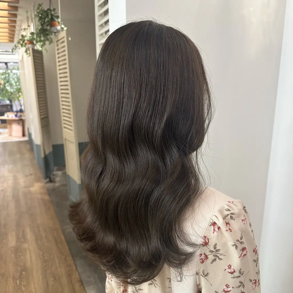 ロング カラー グレージュ オリーブグレージュ オリーブグレー 安丸 結夏のヘアスタイル