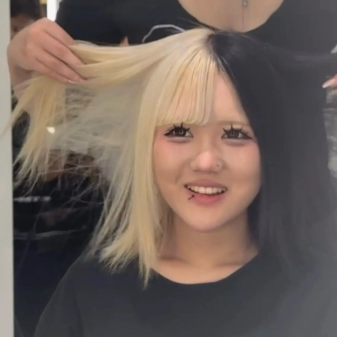 ミディアム ヘアカラー TACE HINA / ハイトーンカラーのヘアスタイル