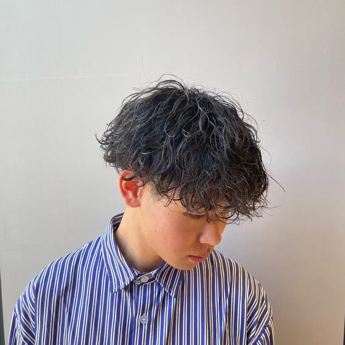 ショート パーマ メンズ メンズハイライト メンズメッシュ メンズパーマ 波巻きパーマ ハイライト メンズ特化/今池駅 徒歩1分/岡本一真のヘアスタイル