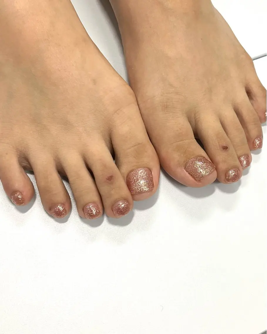 ネイル フットネイル キラキラネイル ラメ(グリッター) ワンカラーネイル フットネイル Nail&Care LUMET【ルメ】のネイルデザイン