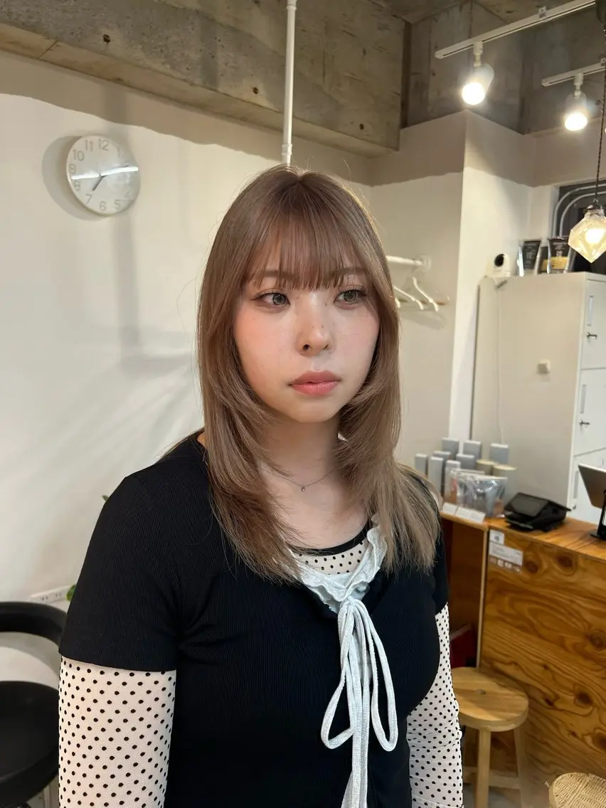 セミロング カラー ベージュカラー ブリーチ ミルクティーベージュ レイヤーカット ヘアカラー トリートメント fit /HONOKAのヘアスタイル