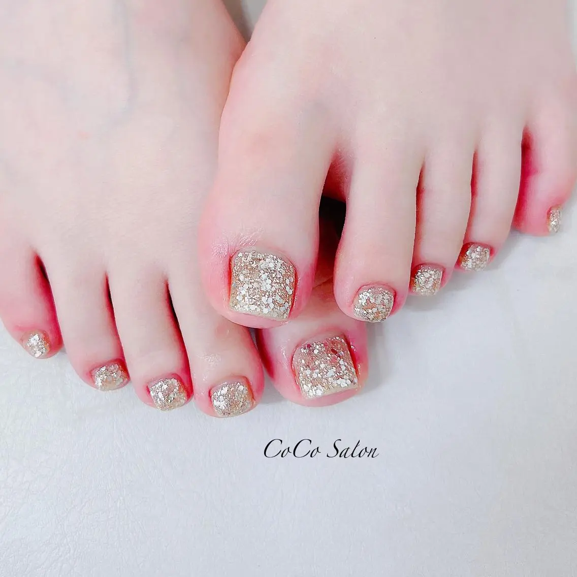 ネイル 成人式 長さ出し フットネイル ジェルネイル ホログラムネイル フットネイル CoCoSalon ネイル/まつ毛予約のネイルデザイン