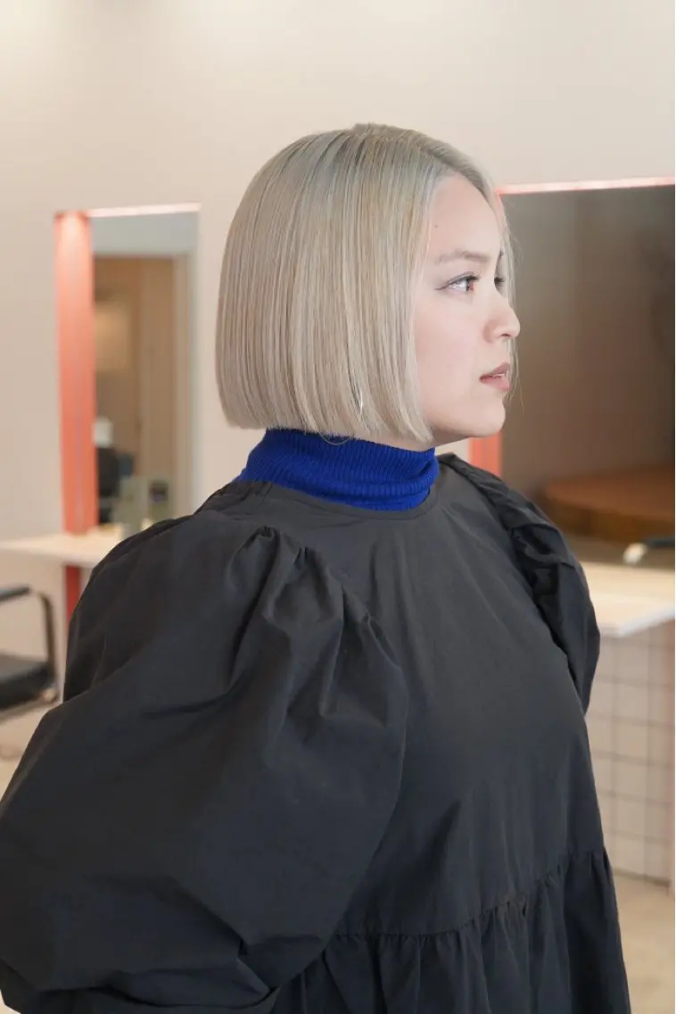 ミディアム カラー 切りっぱなしボブ ベージュカラー ブリーチ ハイトーンカラー ホワイトベージュ カット ヘアカラー トリートメント 岡崎パーマ noiのヘアスタイル
