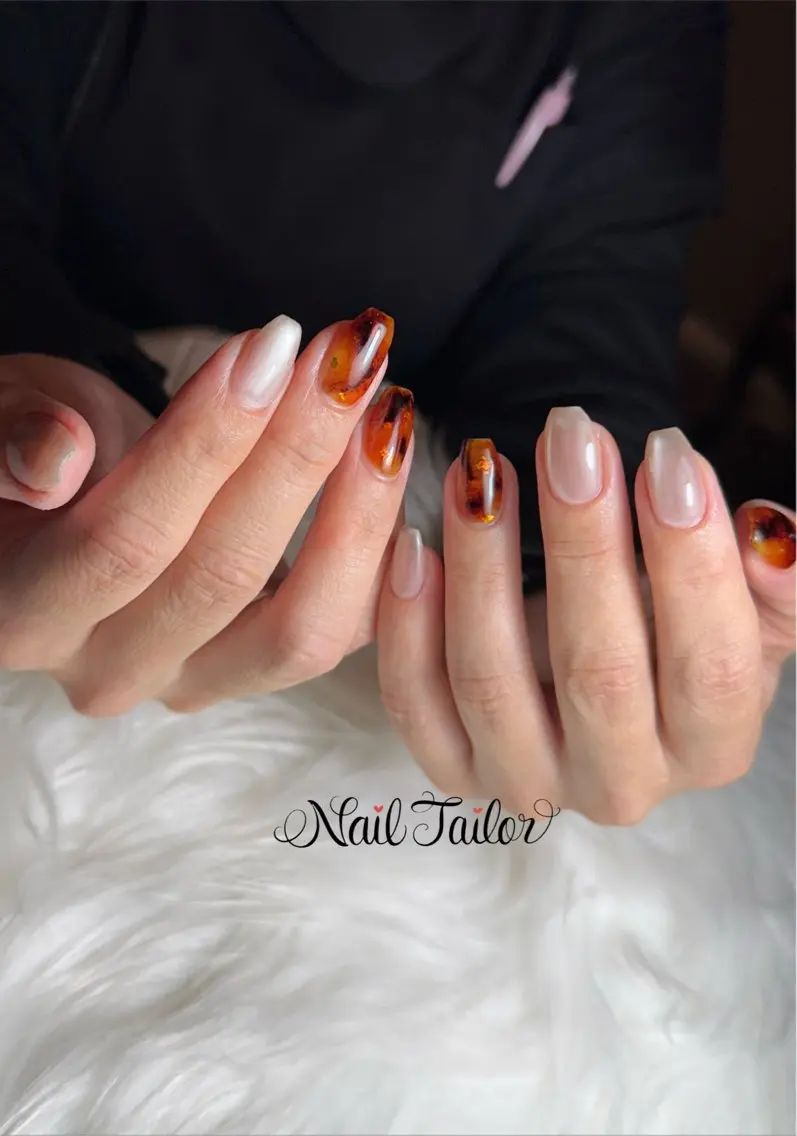 ネイル べっ甲ネイル ブラウン ゴールド マグネットネイル ニュアンスネイル ハンドネイル NailTailor ネイルテイラーのネイルデザイン