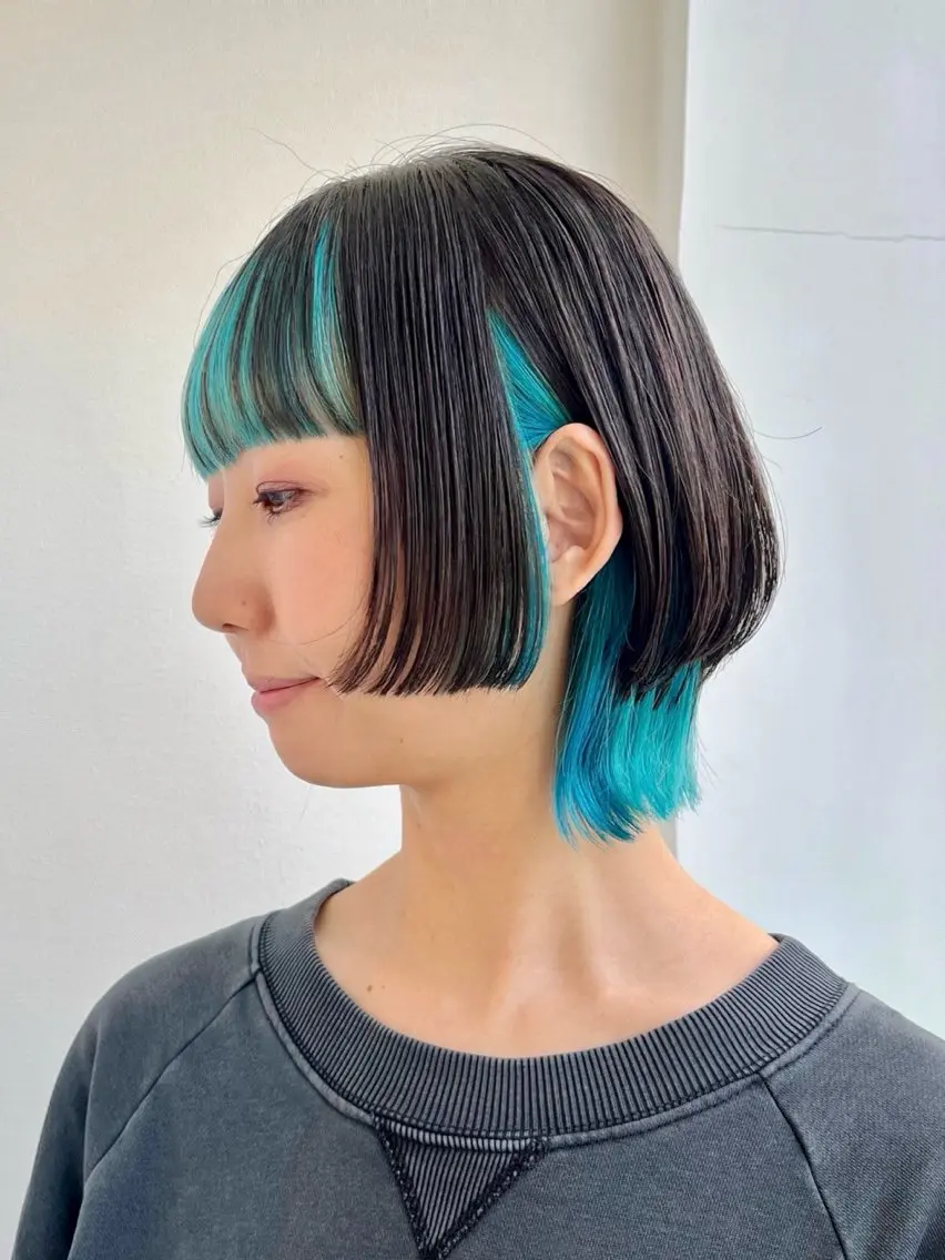 ミディアム カラー ブルーカラー インナーカラー ボブ ウルフカット ウルフボブ ヘアカラー 派手髪デザインカラー ヒロカのヘアスタイル