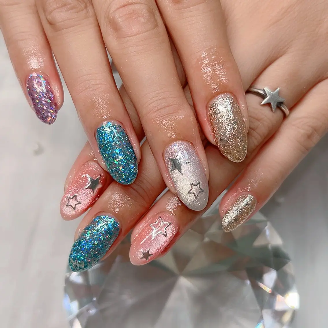 ネイル ブルー ホログラムネイル キラキラネイル ラメ(グリッター) ピンク ハンドネイル Cute Tips nailのネイルデザイン