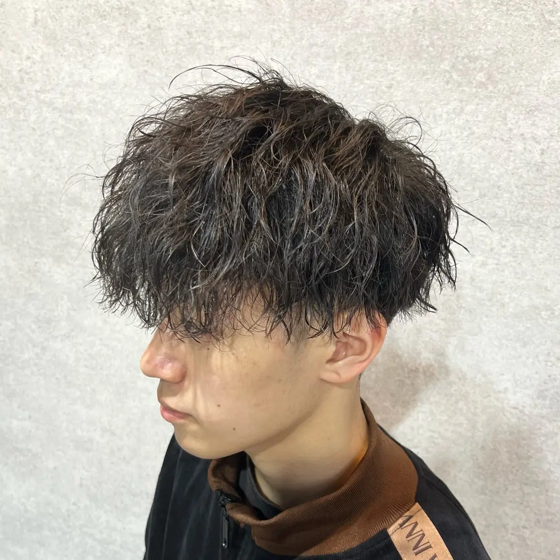 ショート カラー パーマ ヘアアレンジ メンズ センターパート メンズハイライト メンズメッシュ マッシュ メンズパーマ カット パーマ トリートメント ヘッドスパ ヘアセット 仕上がり満足度No. 1🔥BLUCK🔥のヘアスタイル
