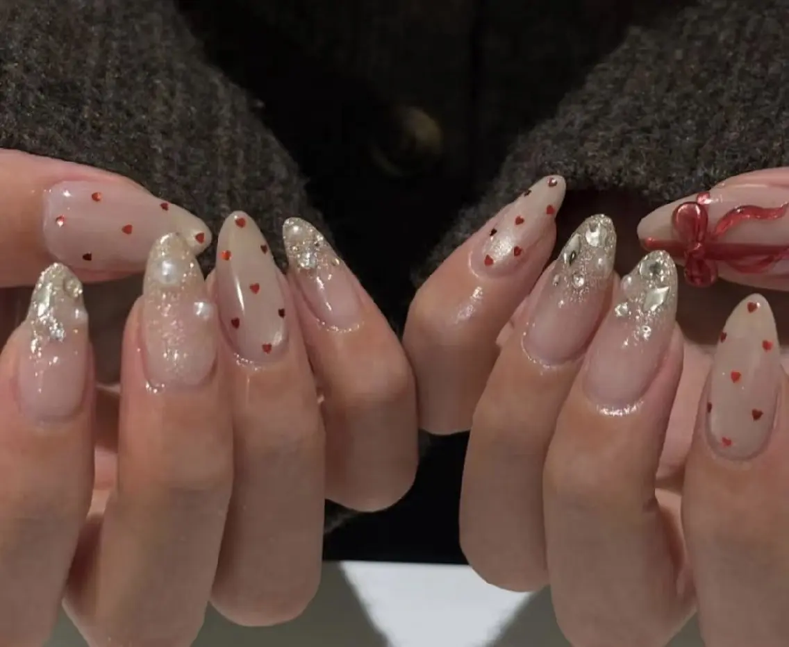 ネイル チークネイル フレンチネイル ジェルネイル ガーリー キラキラネイル ハンドネイル UM Nail Salonのネイルデザイン