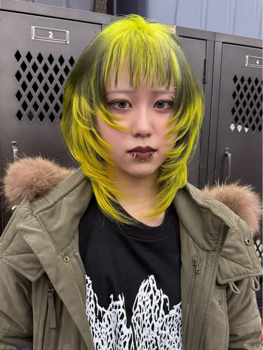 ミディアム カラー ヘアカラー イツク ⚡️ ルーツ/ハイトーンのヘアスタイル