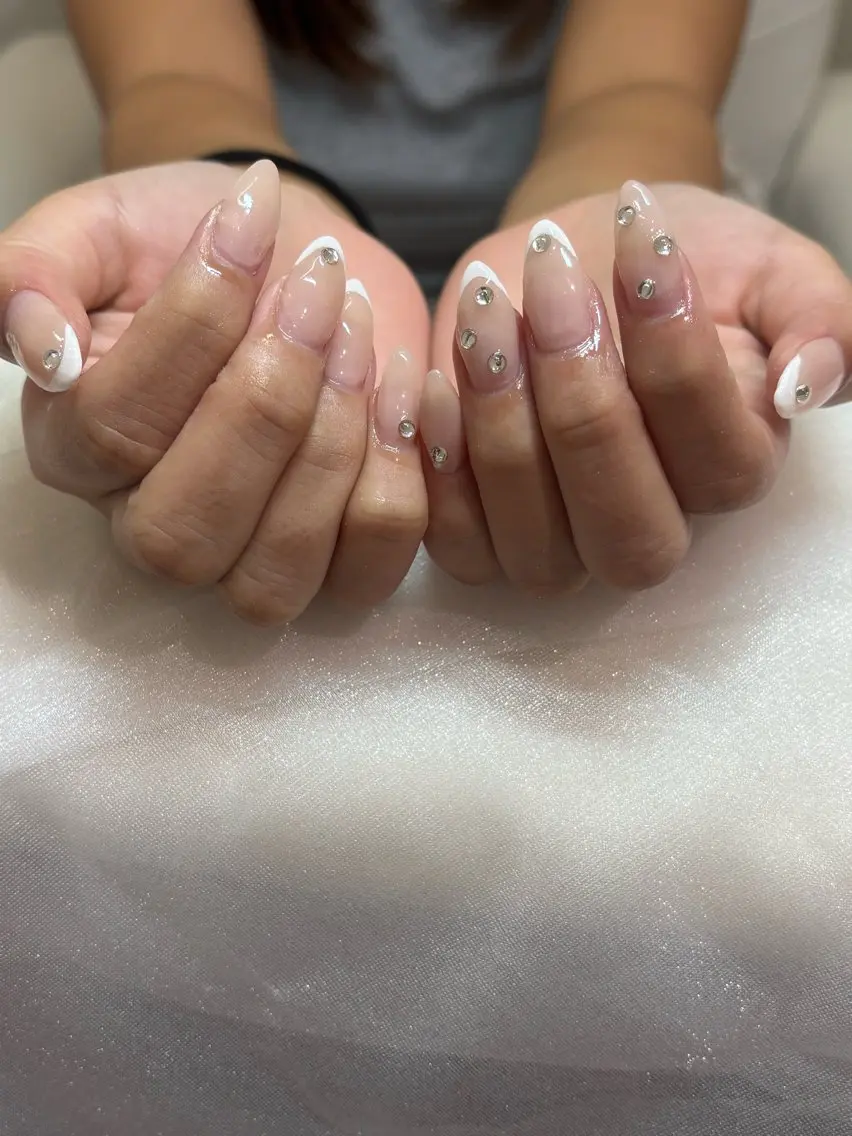 ネイル フレンチネイル ストーンネイル Vante Rieのネイルデザイン