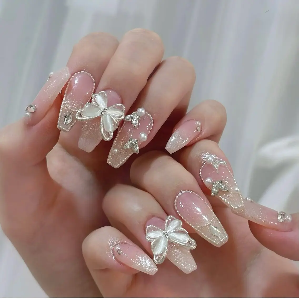ネイル チークネイル ドット フットネイル フレンチネイル グラデーション ハンドネイル ハンドケア Nihonthy Nail 新宿のネイルデザイン