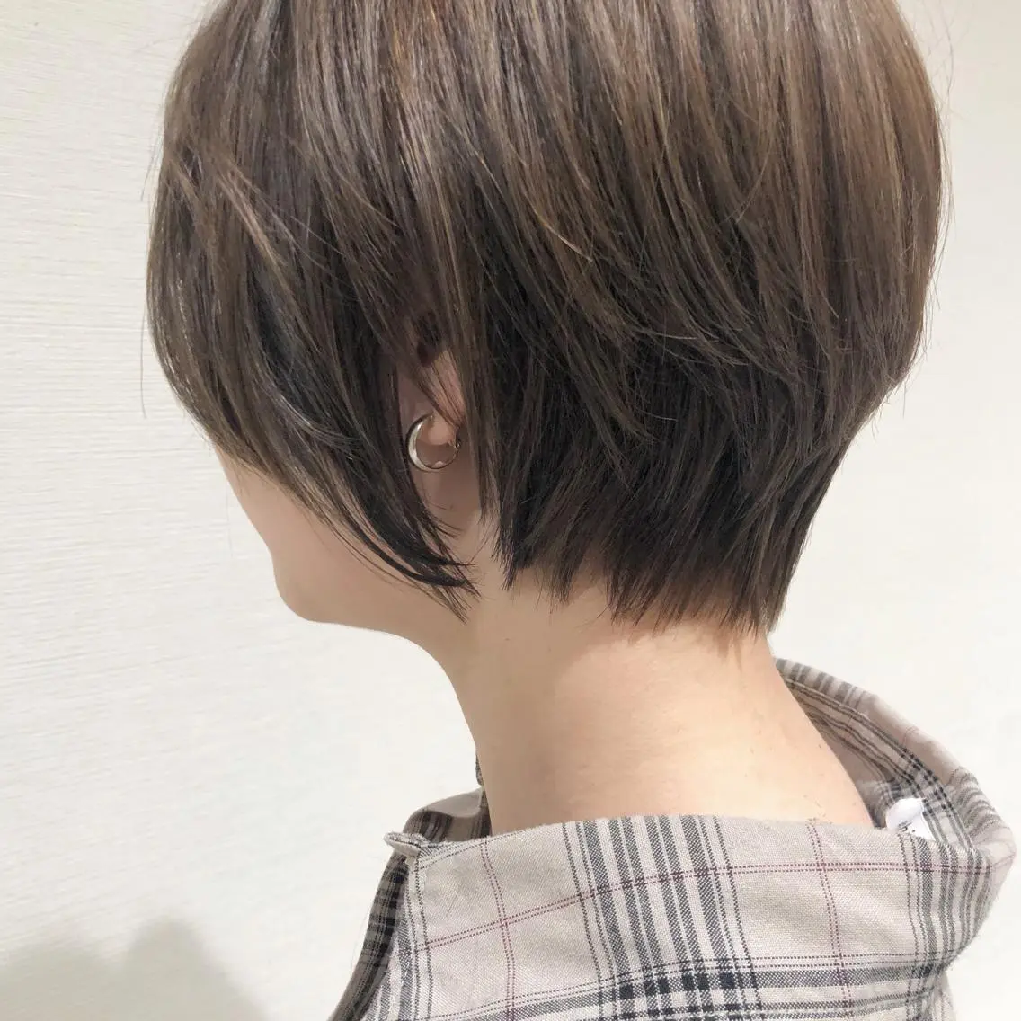 ショート カラー 前下がりボブ ショートボブ ハンサムショート ボブ くせ毛 似合わせカット/ レイヤーカット/新谷のヘアスタイル