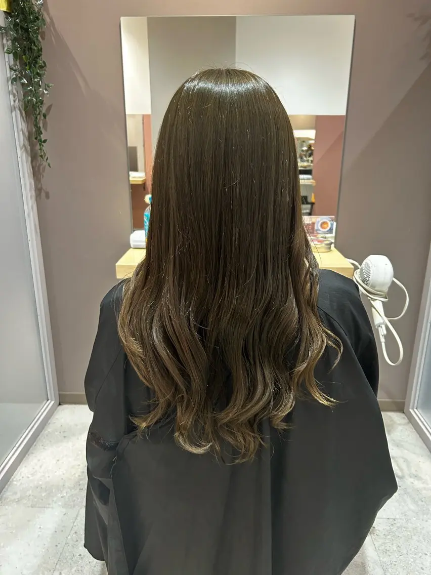 ロング カラー ヘアアレンジ ベージュカラー オリーブベージュ 黒川 真裕のヘアスタイル