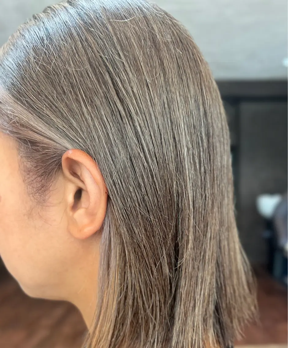 ミディアム カラー ブリーチ ダブルカラー ラベンダーカラー ネイビーカラー パープルカラー ヘアカラー 両国駅徒歩1分⭐️ アイロン仕上げのヘアスタイル